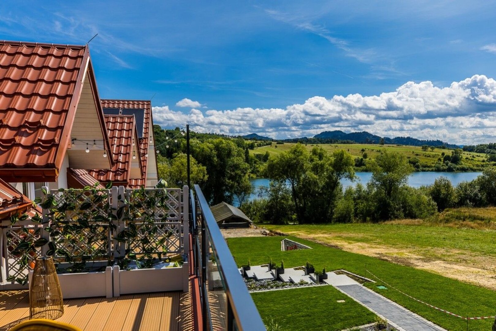Dom nr 7 z widokiem na g&oacute;ry i jezioro, duży taras