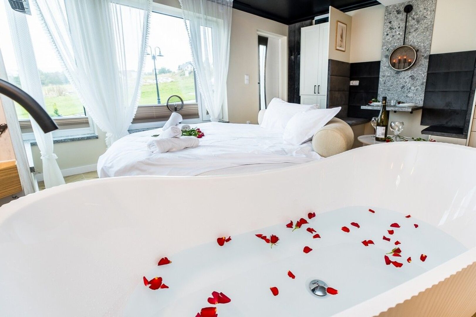 Apartament nr 10 PREMIUM &ndash; okrągłe ł&oacute;żko, sauna, wanna, widok na g&oacute;ry i jezioro